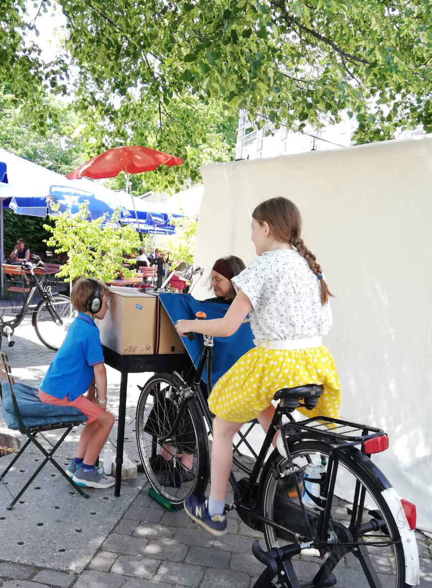 Etzguggna basiert auf "Eric", einem Bilderbuch von Shaun Tan, über eine Familie, die einen seltsamen Austauschschüler namens Eric aufnimmt.