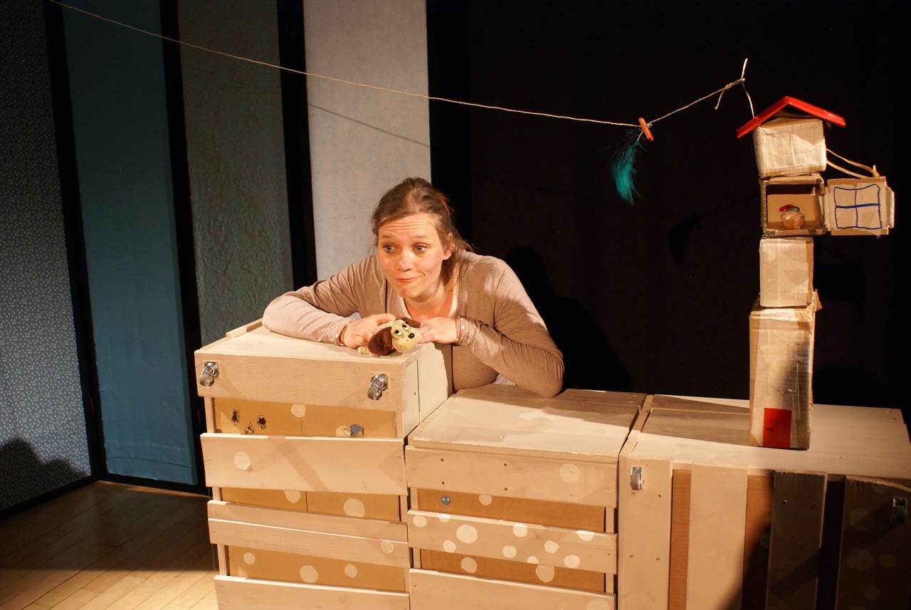 Figurentheater Eigentlich: Ein Kuchen, so lecker, so verlockend – doch: so weit oben! Ganz unten steht der Bär, hungrig und entschlossen. Doch wie da hochkommen?