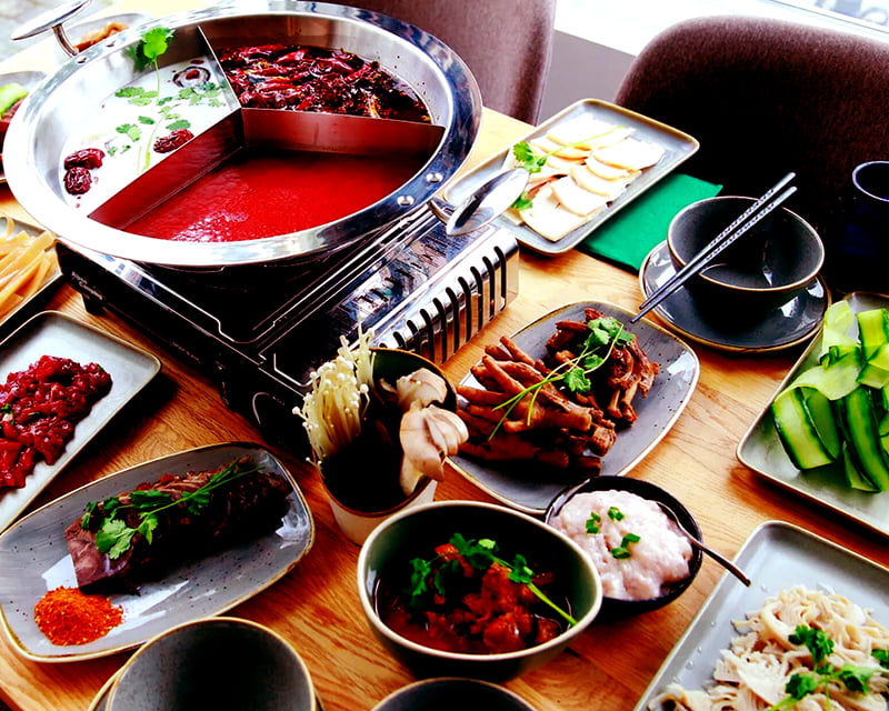 Gemeinsames Zubereiten des Chinesichen Tisch-Fondue mit erlesenen asiatischen Zutaten ist wie eine feierliche Zeremonie mit Freunden. 