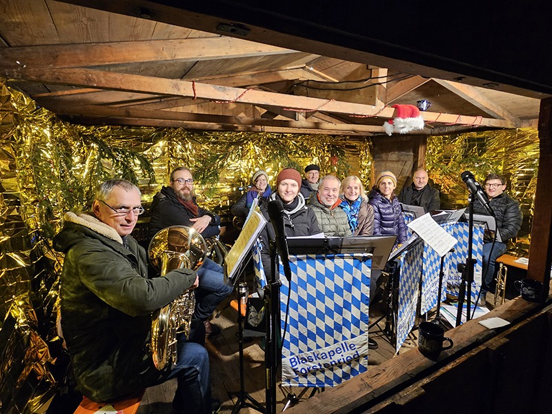 Mit dem gemeinsamen Adventsliedersingen auf dem Vorplatz zum Bürgersaal Fürstenried stimmen wir uns auf das Weihnachstfest 2024 ein.