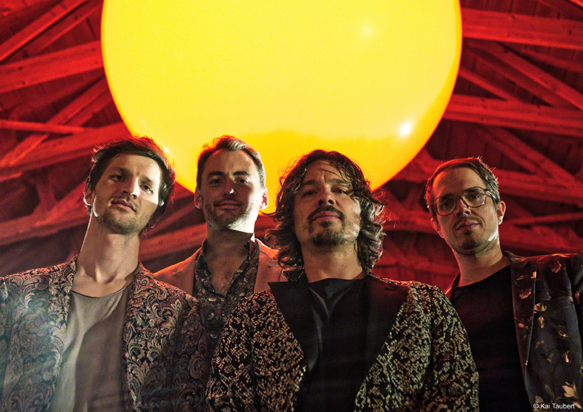 BUFFZACK sind 4 Herren an Trompete, Posaune, Tuba und allerhand Getrommel, vereint in improvisatorischem Miteinander.