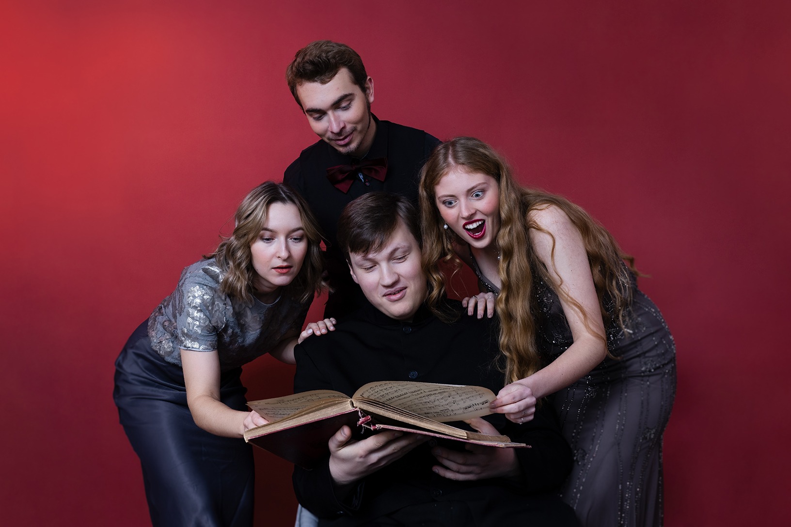 DreiViertelAkt Das Quartett DreiViertelAkt steht für ein gewagt konzipiertes, neuartiges Musikkonzept mit Aufführungen in kabarettartiger Erzählweise.