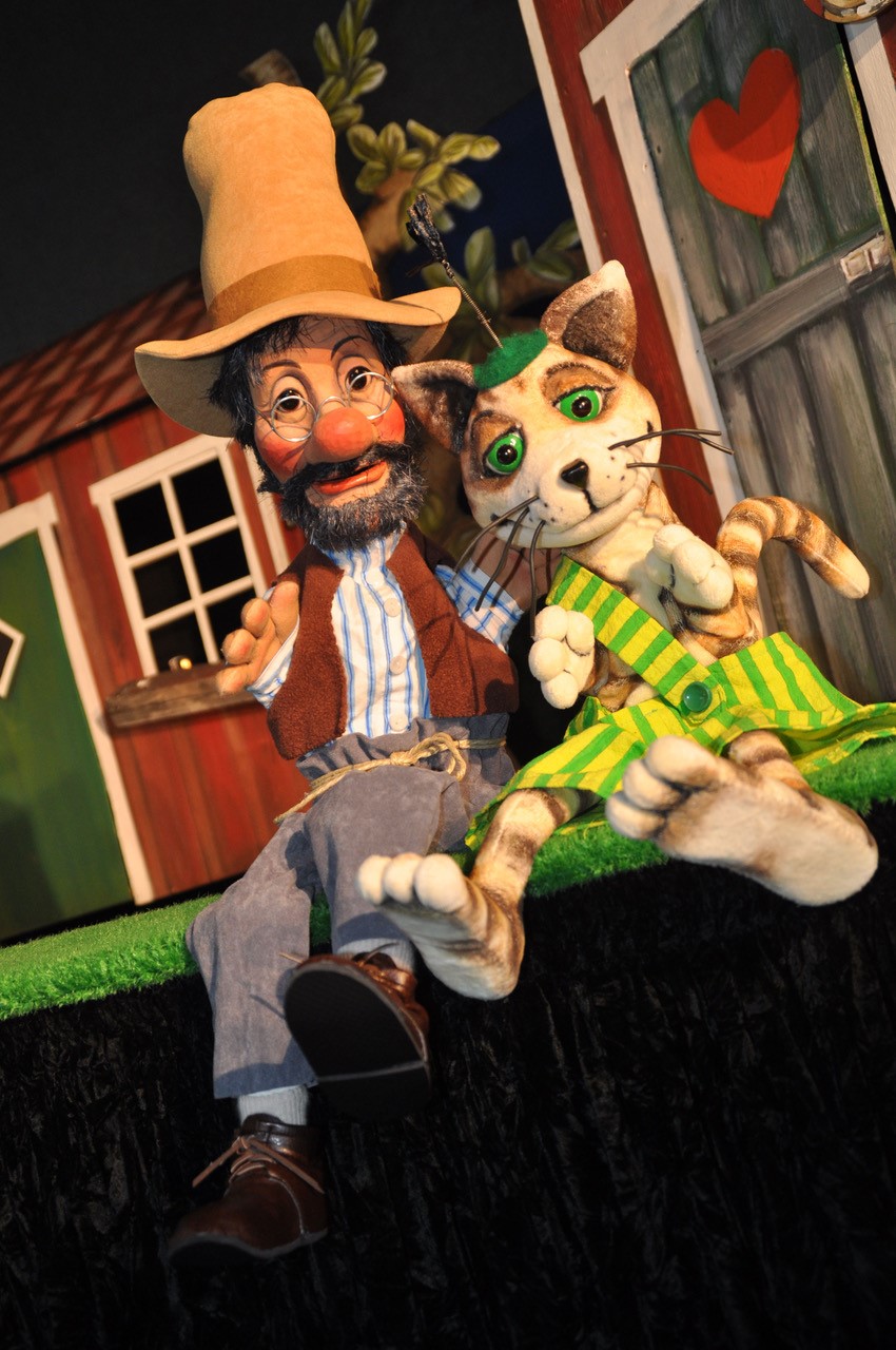 Kammerpuppen: Pettersson und Findus Kammerpuppenspiele - Pettersson und Findus - Im Radio hört Findus dann von der Hündin Laika, die einst ins All flog. Klar – das will er auch!