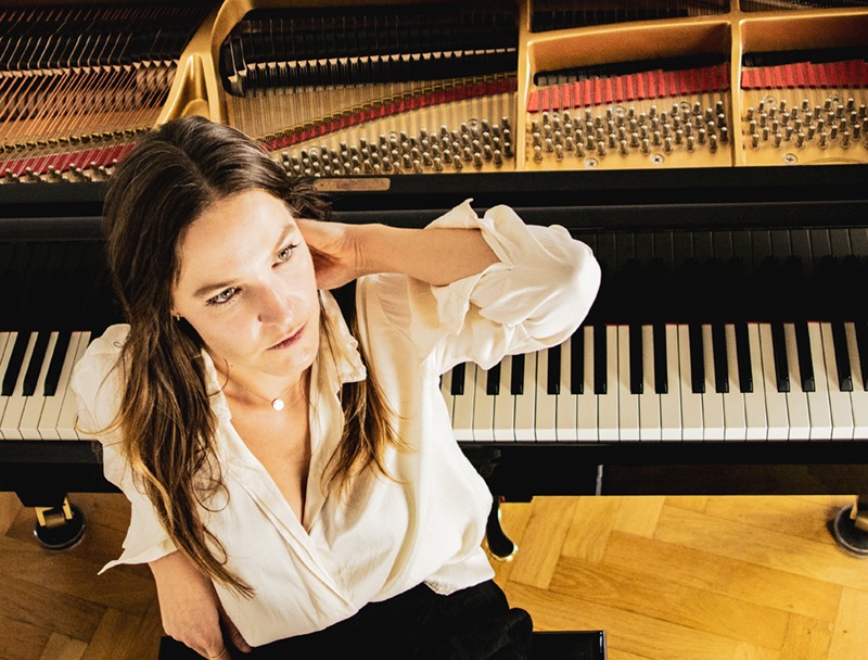 Melisa Elgün spielt ihre Mozaik Melodie für Klavier und deutsch-türkischen Gesang im Bürgersaal Fürstenried, einem Mix aus Klassik und Jazz.