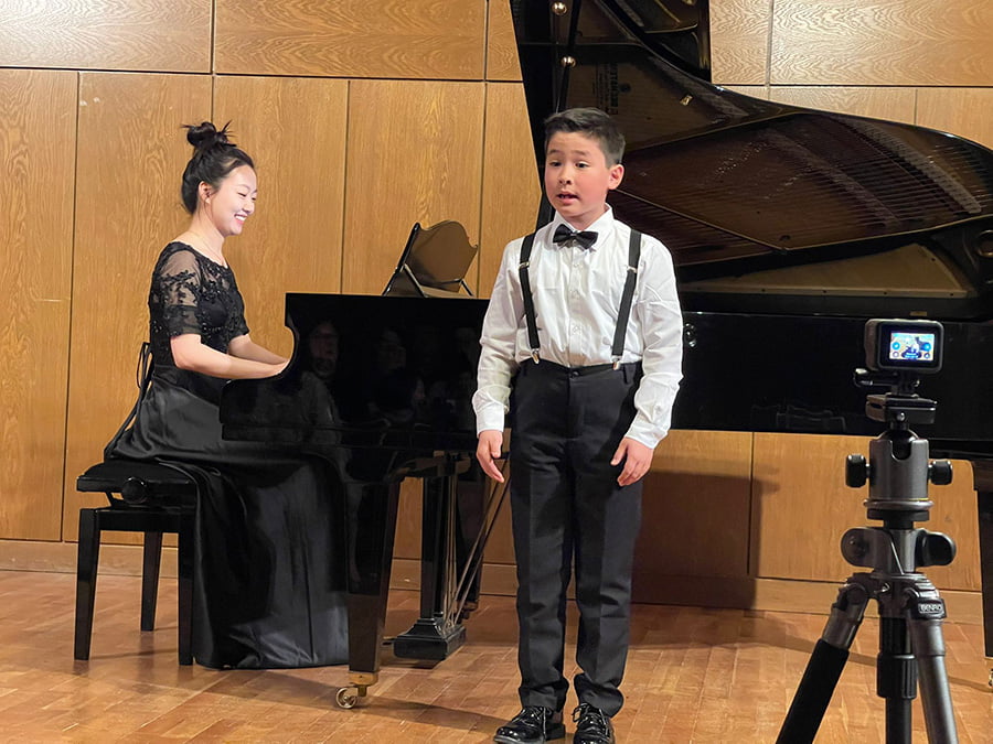 Schüler-Lehrer-Konzerte Moonlight fördert junge Musiktalente durch intensive Arbeit für hörenswerte Schüler-Lehrer-Konzerte.