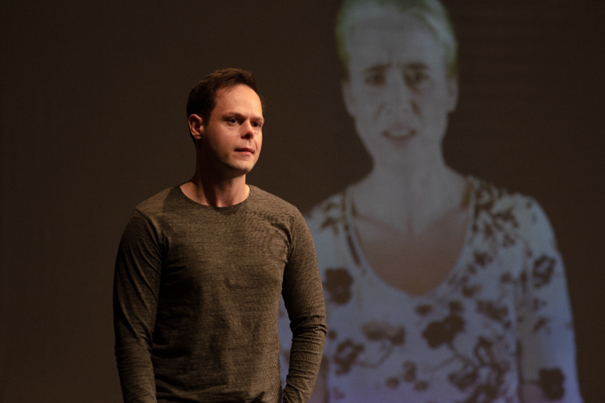 Kill-you Präventionstheaterstück – Copyright Julius Zimmermann KILL YOU! Präventionstheaterstück zum Thema Computerspielsucht nach der Erzählung von Daniel Höra, für die Bühne bearbeitet von René Rothe.