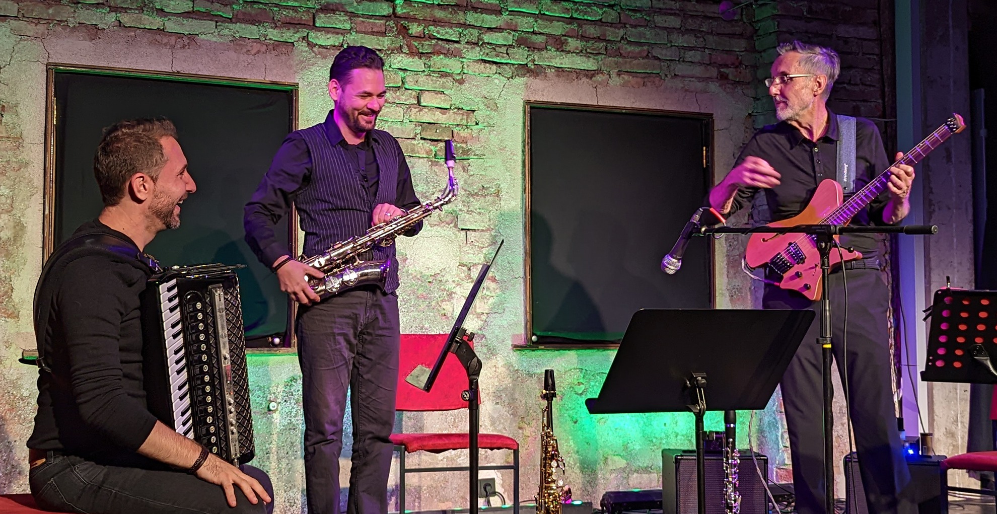 Die vielfach ausgezeichneten Virtuosen Vladislav Cojocaru (Akkordeon), Mark Pusker (Klarinette, Altsaxofon) und Thomas Wecker (Gitarre) sind "Three of a Kind".