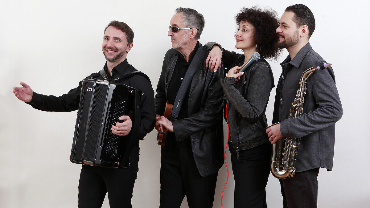 Das Trio mit Akkordeon, Klarinette und Gitarre trifft auf die oktavenreiche Stimme Alexandrina Simeons.